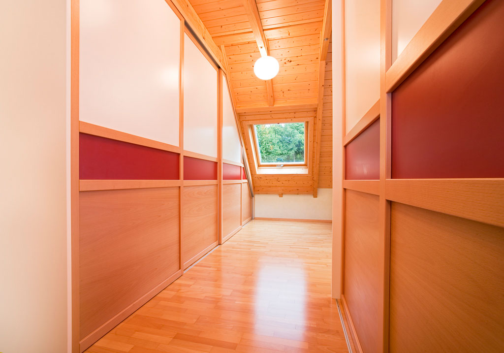 Gleittüren, Trennwände und Schrankmöbel von der Schreinerei WERNER AG im Eichenhaus Laufach