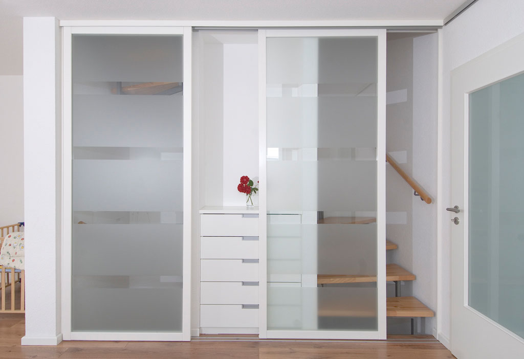 Gleittüren, Trennwände und Schrankmöbel von der Schreinerei WERNER AG im Eichenhaus Laufach