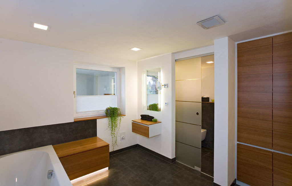 Gleittüren, Trennwände und Schrankmöbel von der Schreinerei WERNER AG im Eichenhaus Laufach