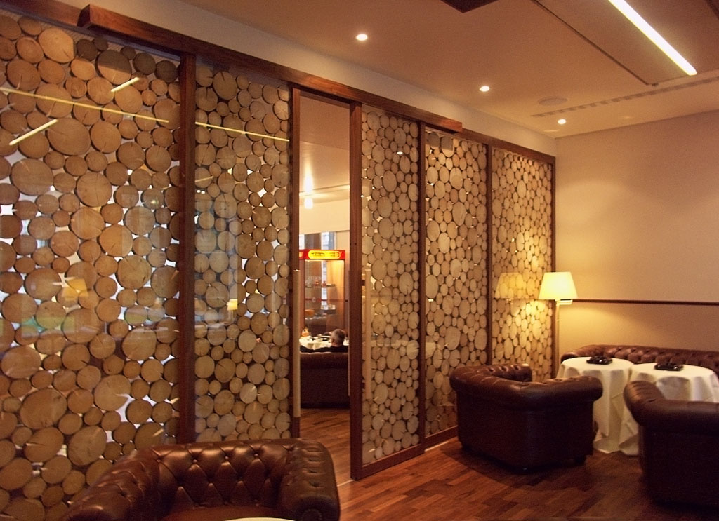 Gleittüren, Trennwände und Schrankmöbel von der Schreinerei WERNER AG im Eichenhaus Laufach