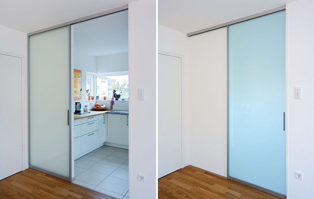 Gleittüren, Trennwände und Schrankmöbel von der Schreinerei WERNER AG im Eichenhaus Laufach