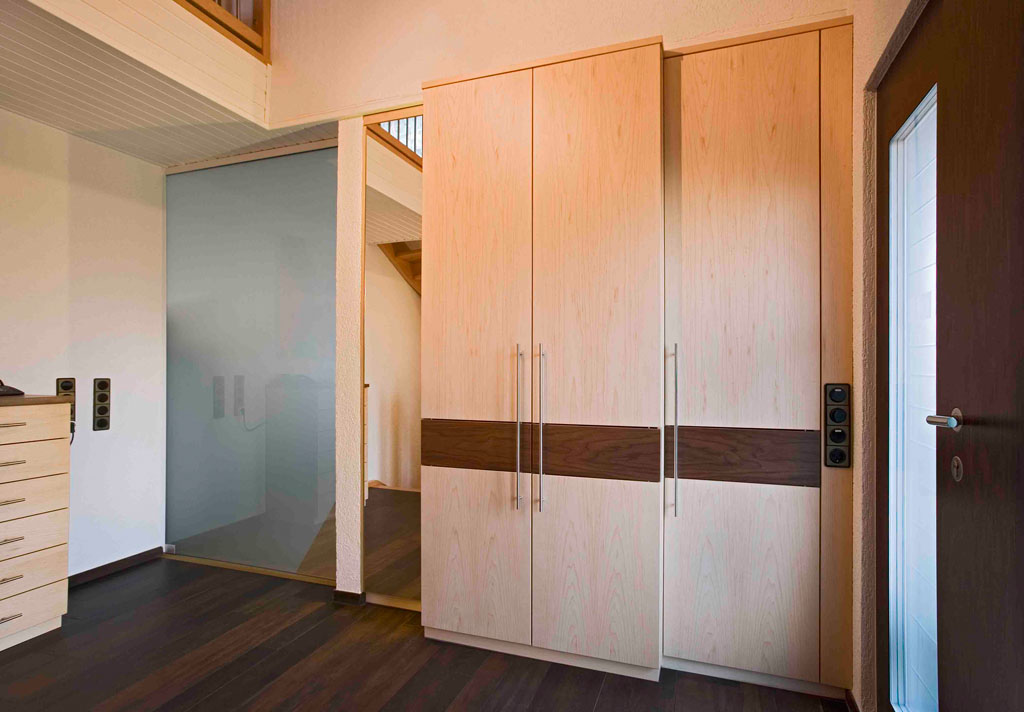 Gleittüren, Trennwände und Schrankmöbel von der Schreinerei WERNER AG im Eichenhaus Laufach